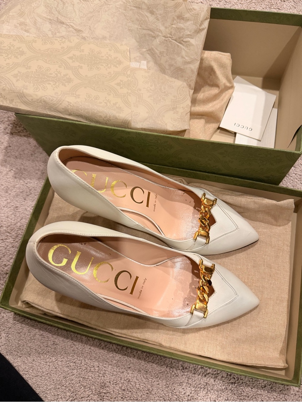Gucci Cream Leather Pointed Toe Pumps with Gold Chain - Picture 2 of 5